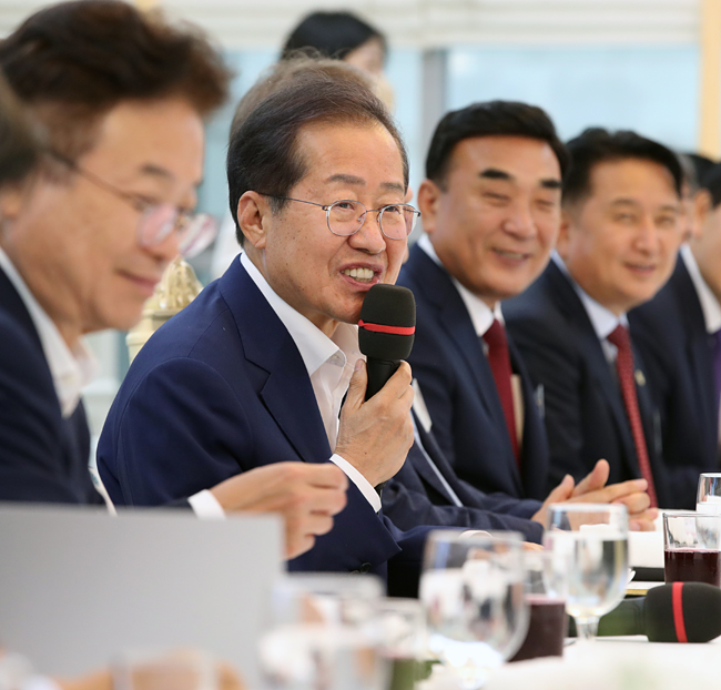 홍준표(왼쪽 두 번째) 대구시장이 지난 8일 서울 용산 대통령실 청사에서 열린 제1차 민선 8기 시·도지사 간담회에서 인사말을 하고 있다. 뉴시스