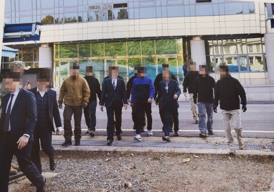 2019년 11월 7일 북한 어민이 군사분계선 쪽으로 이동하고 있다. 통일부 제공