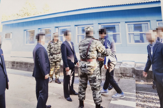 2019년 11월 7일 북한 어민이 군사분계선을 넘어가고 있다. 체념한 듯 고개를 살짝 숙인 모습이다. 통일부 제공