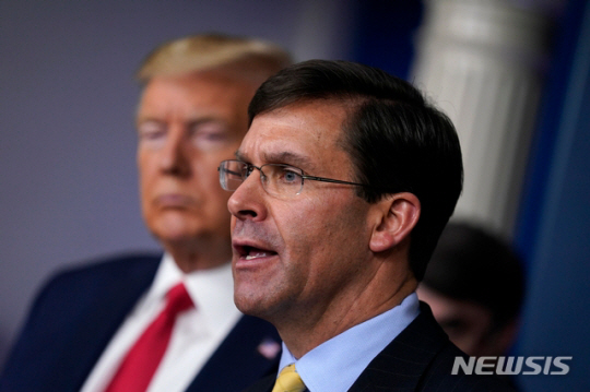 ]지난 2010년 3월18일 도널드 트럼프 미국 대통령(뒤쪽)이 백악관에서 마크 에스퍼 국방장관 발언을 지켜보는 모습. 뉴시스