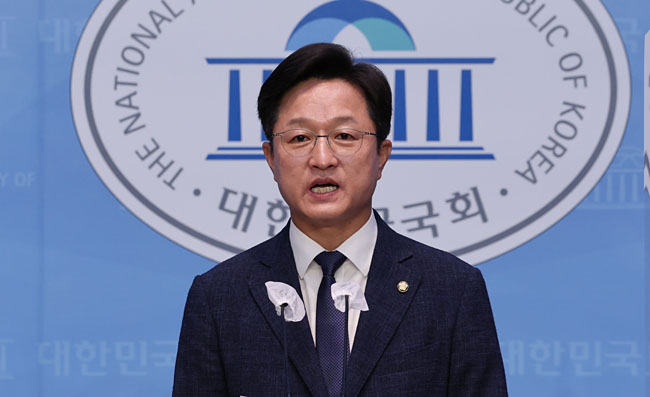 더불어민주당 차기 당 대표 출마를 선언한 강병원 의원이 지난 12일 국회 소통관에서 민주당 혁신 방안 관련 기자회견을 열고 “당 대표의 공천권을 내려놓겠다”고 밝히고 있다. 국회사진기자단