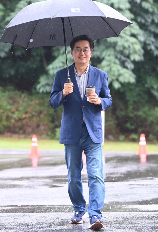 김동연 경기지사가 쏟아지는 장맛비 사이로 우산을 받쳐 들고 경기 수원시 장안구 경기도인재개발원 미래관 인수위원회 사무실로 들어오고 있다. 김 지사는 취임 나흘 전인 지난달 27일 가진 문화일보와의 인터뷰에서 “대한민국을 위해 윤석열 정부도 반드시 성공해야 한다”며 “진영과 이념, 논리를 떠나 천하의 인재를 고르게 구해서 써야 한다”고 강조했다. 김선규 기자