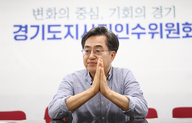 김동연 경기지사가 취임 전인 지난달 27일 경기도인재개발원에서 가진 문화일보와의 인터뷰에서 경기도 민선 8기 의제인 ‘변화의 중심, 기회의 경기도’란 문구 앞에서 “실사구시와 공명정대가 도정운영의 기본지침”이라고 밝히고 있다.  김선규 기자