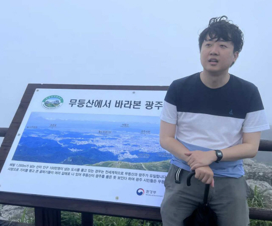 당 중앙윤리위원회의 징계 이후 잠행을 이어가고 있던 이준석 국민의힘 대표가 13일 자신의 페이스북 계정에 광주 무등산 산행 모습을 담은 사진을 공개했다. 페이스북 캡처