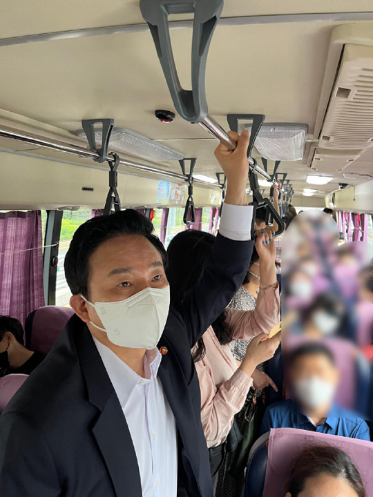 판교에서 서울로 향하는 9300번 광역버스 안에 손잡이를 잡고 서 있는 원희룡 국토부장관. 원 장관 페이스북 캡처