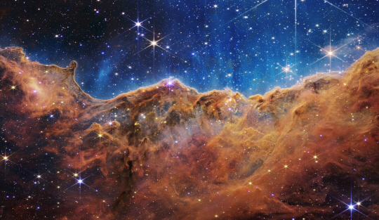 NASA가 12일(현지시간) 추가로 공개한 용골자리 성운의 우주 절벽과 아기별. NASA UPI 연합뉴스