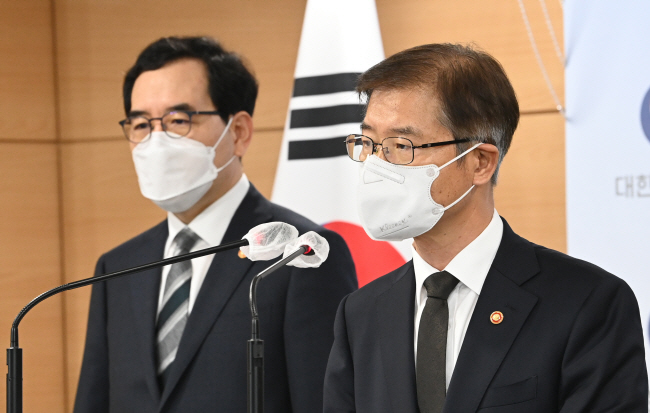 이정식(오른쪽) 고용노동부 장관과 이창양 산업통상자원부 장관이 14일 오전 정부서울청사에서 전국금속노조 거제통영고성 조선하청지회의 선박 점거 농성 등 불법 행위를 멈춰달라는 담화문을 발표하고 있다. 김호웅 기자