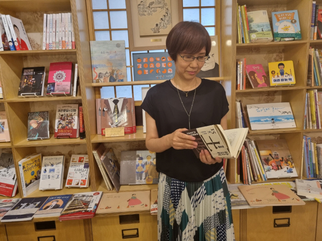 지난 1일 도쿄 진보초에 위치한 한국 전문서점 ‘책거리’에서 한국문학 번역가이자 서점 스태프인 시미즈 지사코가 직접 번역한 박경리의 ‘토지’ 일본어판을 펼쳐보고 있다. 도쿄=김선영 기자