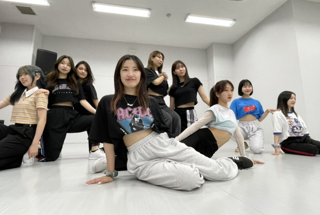 일본 오사카에 위치한 코리아 국제학원의 ‘K-팝 엔터테인먼트’ 과정에 등록한 학생들이 지난 5월 27일 춤을 연습하고 있다.  코리아 국제학원 제공