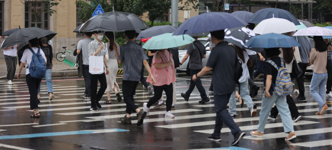 집중호우와 무더위가 교차해 나타나는 요즘 장마철에는 평소보다 건강 관리에 더 유념해야 한다. 음식이 쉽게 상하는 만큼 식중독에 주의해야 하고, 관절염 환자는 가벼운 스트레칭을, 무좀이 있는 사람은 신발을 자주 갈아신고 습하지 않게 관리하는 게 좋다.  게티이미지뱅크