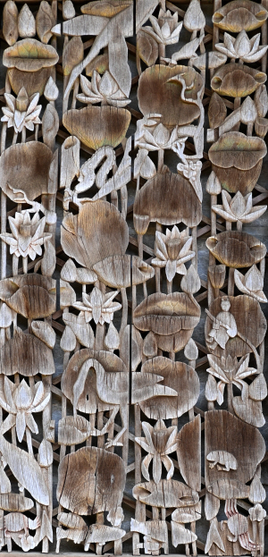 소백산 자락의 절집 성혈사 나한전의 나무 문살. 문살에는 연꽃과 새, 개구리, 물고기, 동자 등이 정교하게 새겨져 있다. 통나무를 파서 꽃과 인간, 자연과 동물이 어우러지는 불국토를 새겨 놓은 것이다.