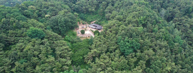 퇴계가 가장 아꼈던 제자 황준량이 세상을 뜬 뒤에 그를 기려 지은 서당 겸 거처인 금양정사. 예언서 정감록에서 재난과 병란, 전염병 등을 피할 수 있는 십승지(十勝地) 열 곳 중 으뜸으로 꼽히는 영주시 풍기읍 금계마을 뒷산 중턱의 짙은 숲 한가운데 있다.