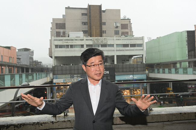 김길성 서울 중구청장이 을지로 세운상가 앞에서 “이곳을 뉴욕 맨해튼처럼 숲과 사람, 고층빌딩이 공존하는 차별화된 공간으로 만들겠다”며 세부계획을 설명하고 있다.   김호웅 기자