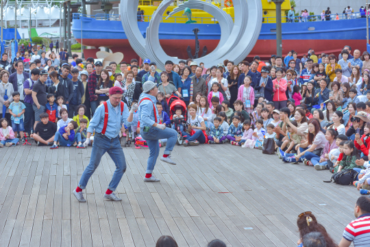 고래축제를 맞아 울산 남구 장생포에서 펼쳐지는 거리예술 공연 모습. 울산 남구 제공