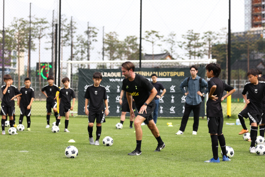 토트넘 홋스퍼의 유소년 지도자들이 K리그 유소년 선수들을 대상으로 훈련을 진행하고 있다. 한국프로축구연맹 제공