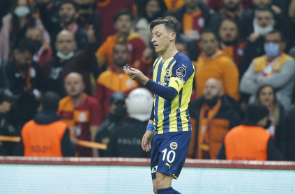 계약 종료를 2년 남기고 페네르바체와 결별한 메수트 외질. AP 뉴시스