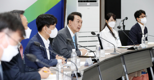 윤석열 대통령이 14일 오전 서울 중구 서민금융통합지원센터에서 열린 제2차 비상경제민생회의를 주재하며 모두발언을 하고 있다.  연합뉴스