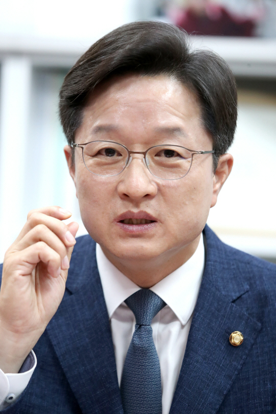 당대표 출마를 선언한 강병원 더불어민주당 의원이 지난 12일 여의도 국회 의원회관에서 인터뷰를 하고 있다.뉴시스