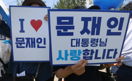 ‘평산마을 일상 회복을 위한 평화모임’ 회원이 16일 오전 경남 양산시 하북면 평산마을 문재인 전 대통령 사저 맞은 편에서 집회를 열고 마을의 일상회복을 응원하고 있다. 연합뉴스