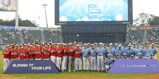 2022 신한은행 쏠(SOL) KBO리그 올스타전에 참가한 선수들이 16일 잠실구장에서 경기를 앞두고 기념촬영을 하고 있다. 뉴시스