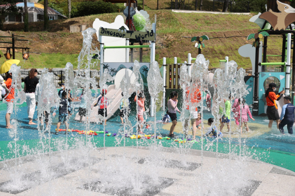지난 6일 개장한 해남공룡박물관 물놀이체험장에서 어린이들이 물놀이를 즐기고 있다. 해남군청 제공