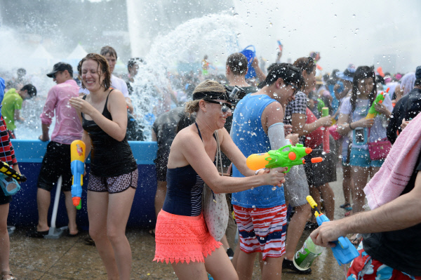 지난 2019년 열린 정남진 장흥 물 축제에서 외국인 등 관광객들이 지상 최대 물싸움을 벌이고 있다. 장흥군청 제공