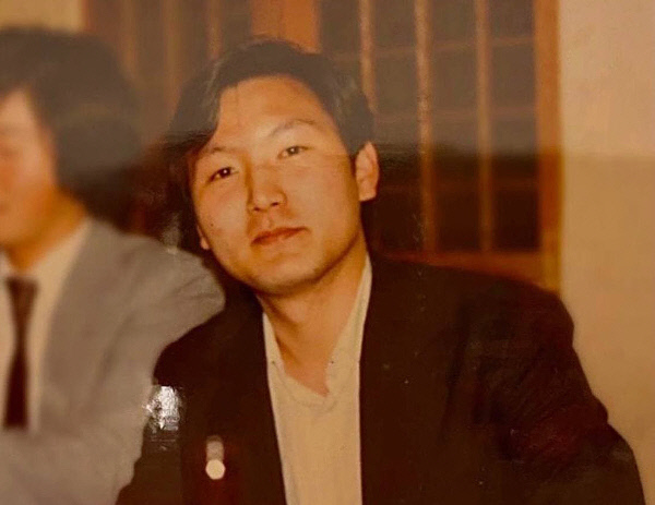 윤석열 대통령이 서울대 법학과 재학 시절 한 음식점에서 친구들과 어울리고 있다. 윤 대통령 측 제공
