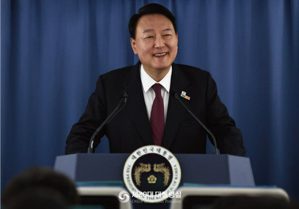 지난 1일 윤석열 대통령이 북대서양조약기구(NATO·나토) 정상회의 참석을 마친 뒤 귀국길 공군 1호기에서 기자간담회를 하고 있다. 대통령실 제공