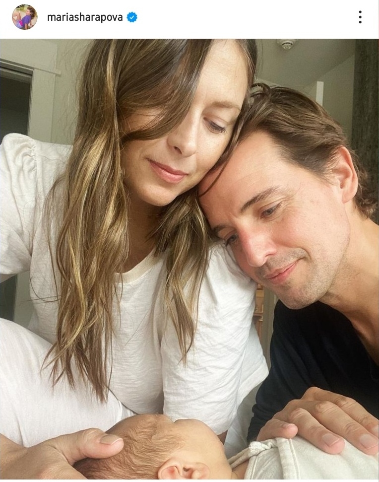 아이를 바라보는 샤라포바(왼쪽)와 약혼자 길크스.[샤라포바 소셜 미디어 사진. 재판매 및 DB 금지]