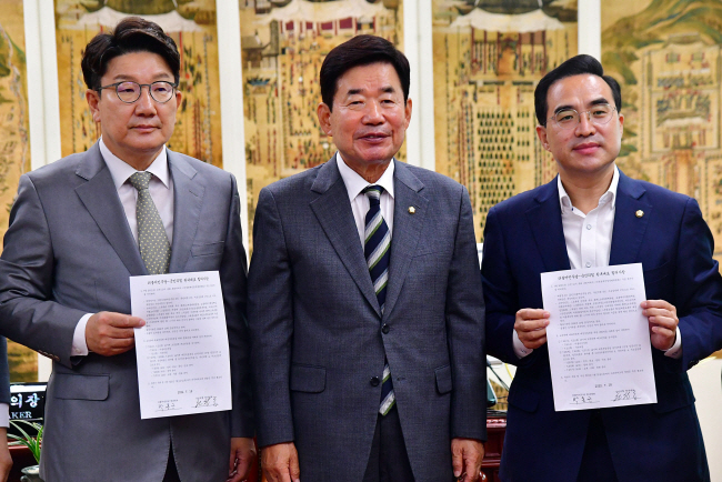 권성동(왼쪽) 국민의힘·박홍근(오른쪽) 더불어민주당 원내대표가 18일 오전 국회의장실에서 김진표 의장 주재 회동에 참석해 오는 20일 국회 본회의를 열어 ‘민생경제안정특별위원회’ 구성 결의안을 처리하기로 합의한 뒤 합의문을 들어 보이고 있다.  국회사진기자단