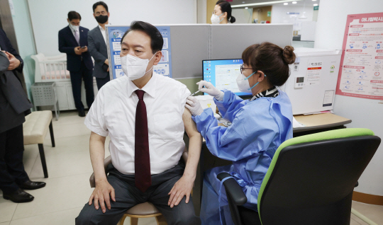 윤석열 대통령이 지난 13일 서울 중구보건소에서 코로나19 백신 4차 접종을 하고 있다. 뉴시스