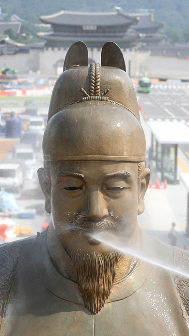 18일 오전 서울 세종대로 광화문 광장에서 서울시 관계자들이 세종대왕 동상을 세척하고 있다. 공동취재사진