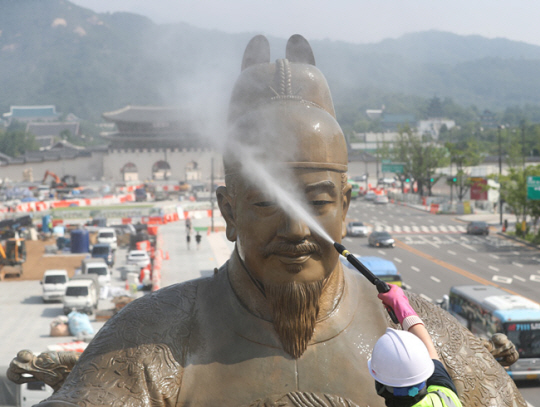 18일 오전 서울 세종대로 광화문 광장에서 서울시 관계자들이 세종대왕 동상을 세척하고 있다. 공동취재사진