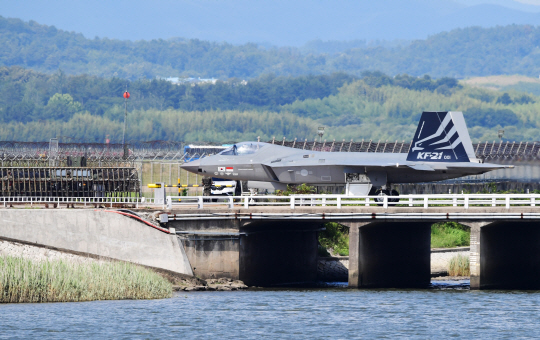 19일 오후 국산 초음속 전투기 KF-21이 경남 사천 공항에서 시험비행을 위해 활주로로 이동하고 있다. 뉴시스