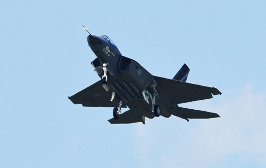 19일 오후 국산 초음속 전투기 KF-21이 경남 사천 공항에서 이륙한 직후 랜딩기어가 보이고 있다. 기체 아래로 미티어 공대공 미사일 4기가 탑재된 모습도 확인된다. 뉴시스