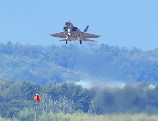 19일 오후 국산 초음속 전투기 KF-21이 시험비행을 위해 경남 사천공항 활주로를 이륙하고 있다. 뉴시스