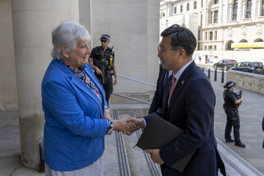 신범철(오른쪽) 국방부 차관이 18일(현지시각) 오후 영국 런던 국방부 앞에서 애나벨 골디 (Annabel Goldie) 영국 국무부 무차관과 한-영국 국방전략대화를 앞두고 악수하고 있다. 국방부 제공