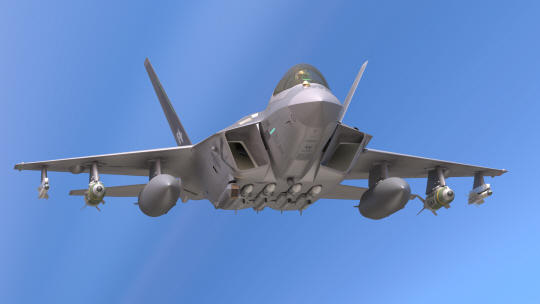 미티어(METEOR) 공대공미사일 4발을 장착한 KF-21 보라매가 비행하는 모습을 그린 컴퓨터 그래픽. 19일 오후 경남 사천만 해안을 최초 비행할 예정이다. 방위사업청 제공