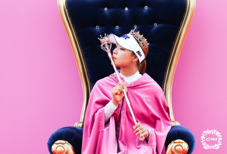 윤이나가 17일 경기 양주 레이크우드 컨트리클럽에서 열린 KLPGA투어 에버콜라겐퀸즈크라운시상식에서 우승 포즈를 취하고 있다. KLPGA 제공