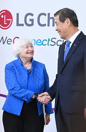 재닛 옐런(왼쪽) 미국 재무장관이 19일 오전 서울 강서구 LG사이언스파크를 방문해 신학철 LG화학 부회장과 악수를 하고 있다. 이날 방한한 옐런 장관은 윤석열 대통령, 추경호 부총리 겸 기획재정부 장관, 이창용 한국은행 총재 등을 만난다.  윤성호 기자