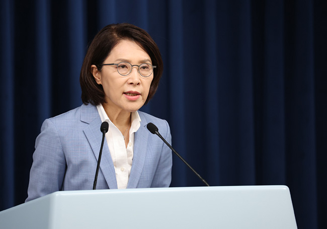 강인선 대통령실 대변인이 19일 오후 용산 대통령실 청사 브리핑룸에서 ‘사적 채용’ 논란에 대해 입장을 밝히고 있다. 뉴시스