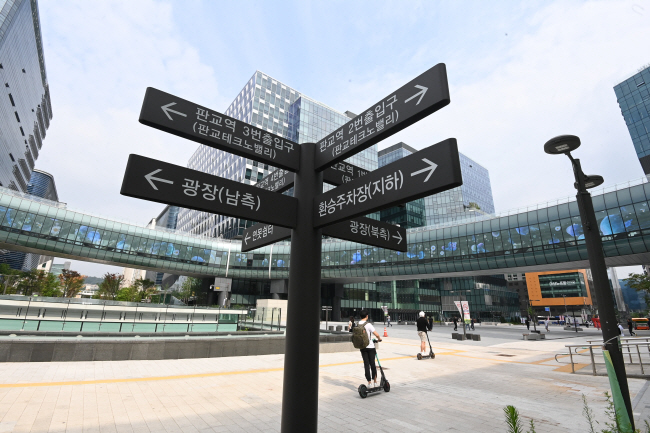 20일 오전 경기 성남 분당구 판교역 광장에서 출근하는 직장인들이 분주히 이동하고 있다.   김동훈 기자