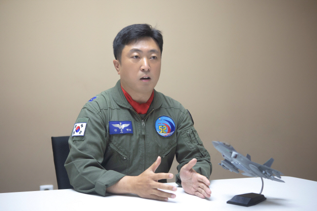 지난 19일 경남 사천에서 이뤄진 국산 초음속 전투기 KF-21 첫 비행 시험을 성공한 공군 제52시험평가전대 소속 안준현 소령(공사 54기)이 인터뷰하고 있다. 방위사업청 제공 연합뉴스