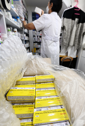 코로나19 재유행으로 자가진단 키트 판매량이 급증해 일부 판매점에서 품귀 현상이 빚어지는 가운데 21일 오전 서울 종로구의 한 약국에서 약사가 진단 키트와 상비약을 정리하고 있다.  윤성호 기자