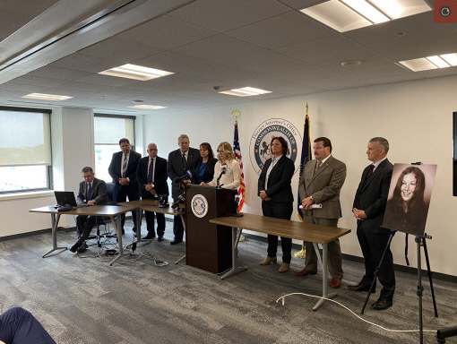 랭카스터카운티지방검찰청 관계자들이 지난 18일(현지시간) 사건 발생 47년만에 성폭행살인범 데이비드 시노폴리 체포하고 기자회견을 열고 있다. 랭카스터카운티지방검찰청 홈페이지 캡처