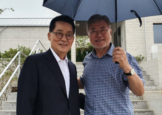 지난 6월 7일 문재인 전 대통령의 경남 양산 평산마을 사저를 방문한 박지원 전 국가정보원장이 문 전 대통령과 함께 기념 사진을 촬영하고 있다. 페이스북 캡처