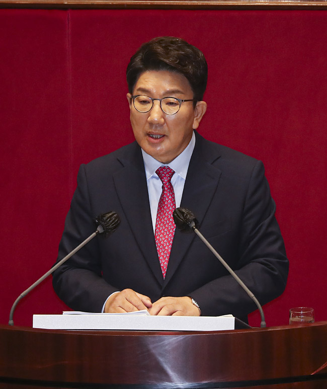 권성동 국민의힘 당대표 직무대행 겸 원내대표가 21일 서울 영등포구 여의동 국회에서 열린 본회의에서 교섭단체 대표연설을 하고 있다. 뉴시스