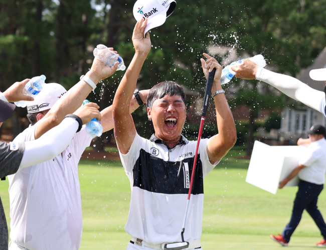 이승민이 21일 오전(한국시간) 제1회 장애인US오픈에서 연장 접전 끝에 우승한 후 축하 물 세례를 받고 있다. USGA홈페이지 캡처