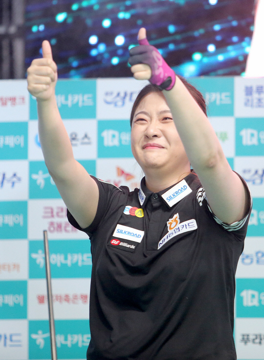 김민아가 20일 밤 서울 강서구 메이필드 호텔에서 열린 하나카드 PBA-LPBA 챔피언십 LPBA 결승에서 스롱 피아비를 꺾고 우승한 후 관중석을 향해 엄지를 들고 있다. PBA 제공