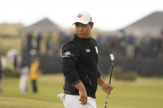 김주형이 지난 15일(한국시간) 영국 스코틀랜드의 세인트앤드루스 올드코스에서 열린 브리티시오픈 1라운드에서 17번 홀 퍼팅을 한 뒤 그린을 살피고 있다. AP 뉴시스